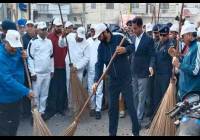 कुरुक्षेत्र में सीएम नायब सिंह सैनी ने झाड़ू लगाकर दिया स्वच्छता का संदेश