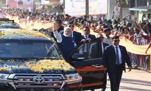 प्रधानमंत्री नरेंद्र मोदी का रोड शो शुरू