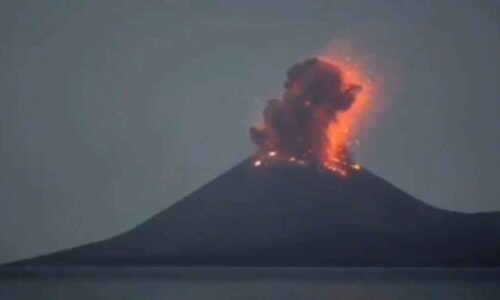 इंडोनेशिया का अनक क्राकाताउ ज्वालामुखी एक दिन में 4 बार फटा