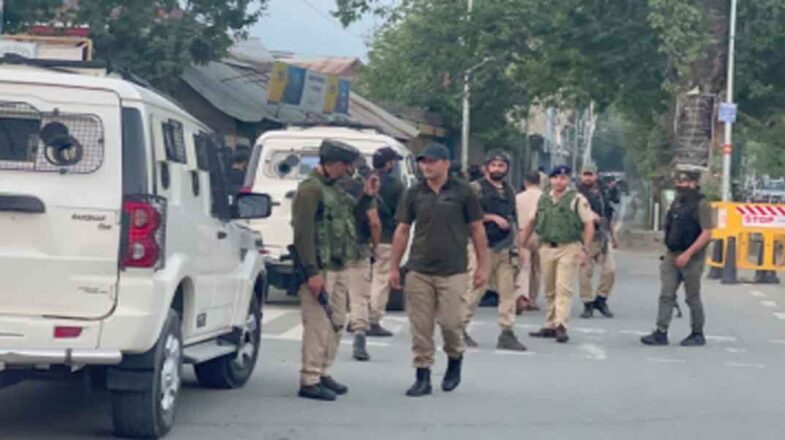 जम्मू-कश्मीर पुलिस ने आतंकवादी गतिविधियों में शामिल शख्स का घर कुर्क किया