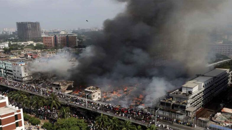 बांग्लादेश के कपड़ा बाजार में भीषण आग लगी