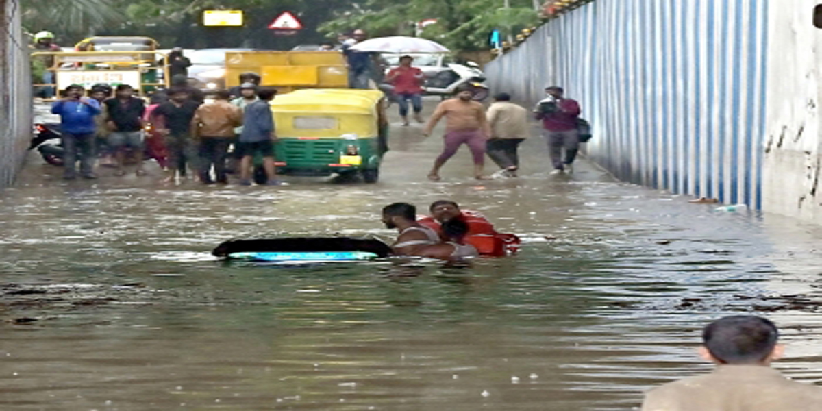 बेंगलुरु में जोरदार बारिश से हालात बिगड़े, सड़कों पर ट्रैफिक जाम