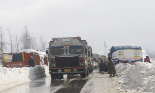 भूस्खलन के कारण जम्मू-श्रीनगर हाईवे बंद