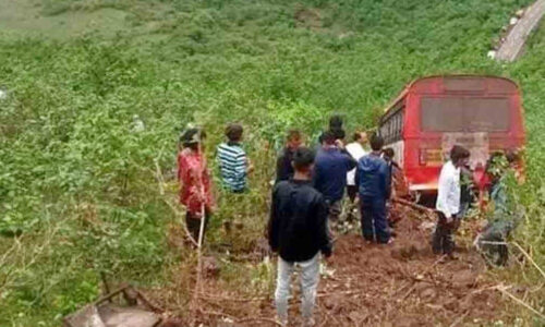 महाराष्‍ट्र में खाई में गिरी बस, 18 लोग घायल