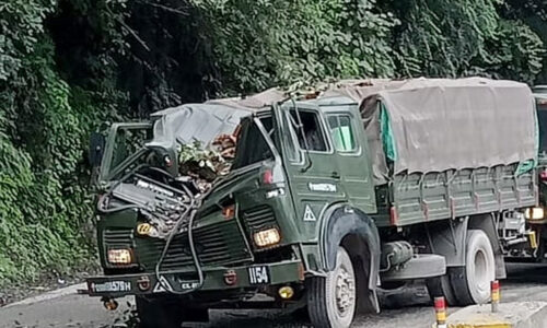 कश्मीर में सेना की गाड़ियों पर हमला