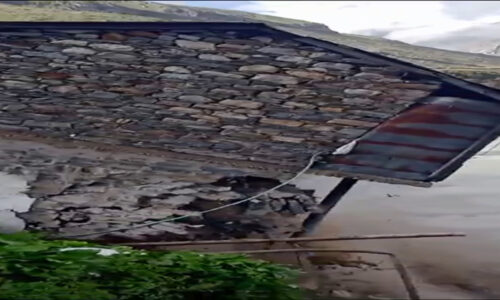 बद्रीनाथ धाम में एक मकान अलकनंदा नदी में समाया