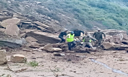 जम्मू-श्रीनगर राजमार्ग भूस्खलन ट्रक की चपेट में आने से चार की मौत