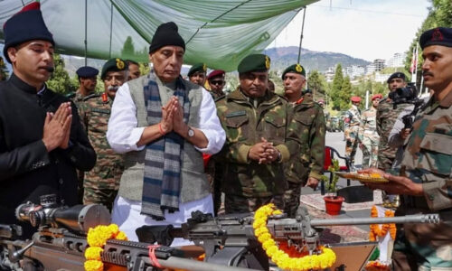 तवांग में राजनाथ सिंह ने सैनिकों के साथ की शस्त्र पूजा