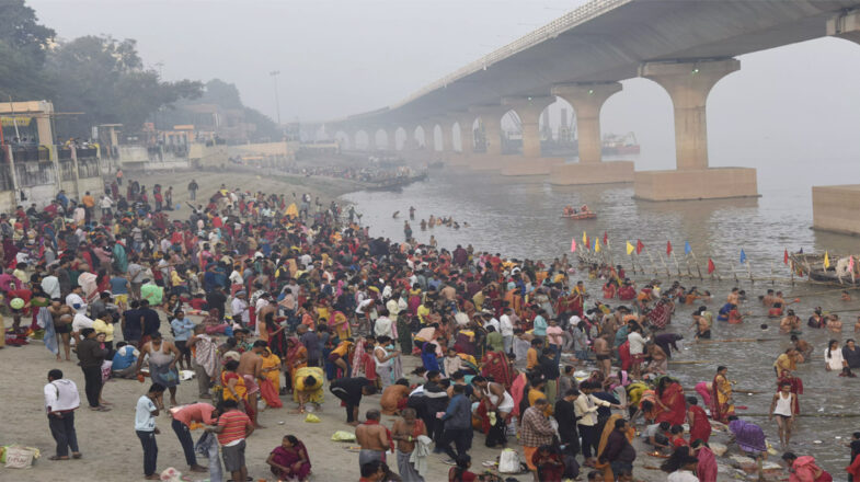 बिहार में कार्तिक पूर्णिमा पर गंगा स्नान के लिए लाखों की भीड़