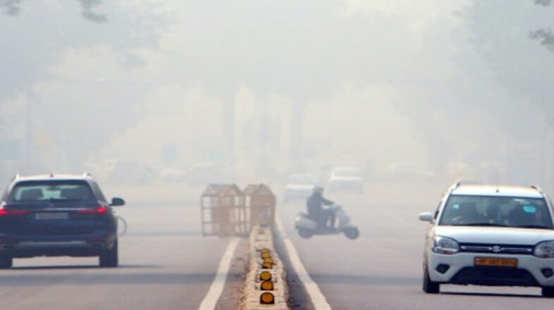 धुंध की चादर में डूबी दिल्ली, कई स्टेशनों पर वायु गुणवत्ता ‘गंभीर’ श्रेणी में