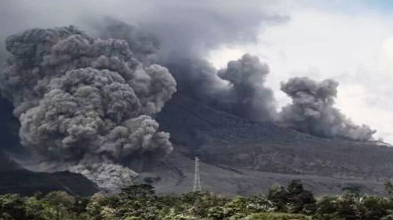 इंडोनेशिया का इबू ज्वालामुखी फटा, 1,200 मीटर तक उठी राख