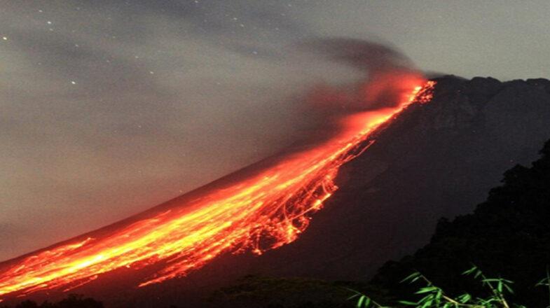 इंडोनेशिया का मेरापी ज्वालामुखी फटा