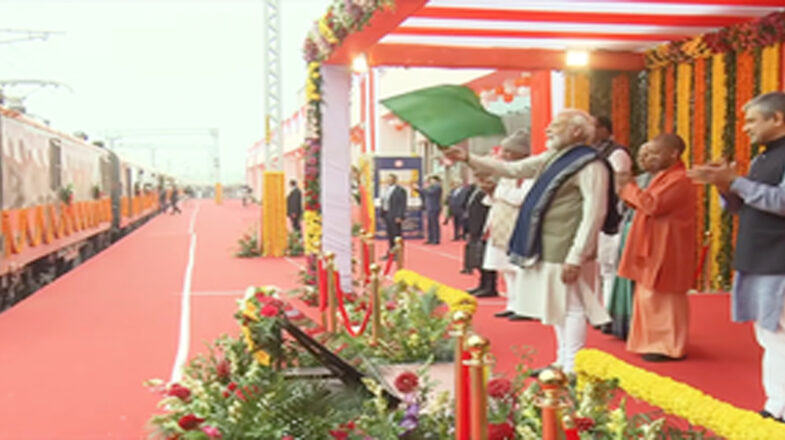 प्रधानमंत्री ने हरी झंडी दिखाकर 6 वंदे भारत और 2 अमृत भारत ट्रेन का उद्घाटन किया