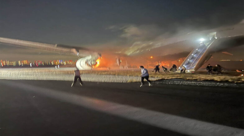 टोक्यो हवाईअड्डे पर विमान में आग लगी