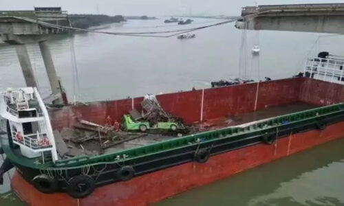 चीन में मालवाहक जहाज के पुल से टकराने से दो की मौत