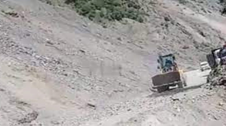 पत्थर गिरने व भूस्खलन के चलते जम्मू-श्रीनगर हाईवे फिर बंद