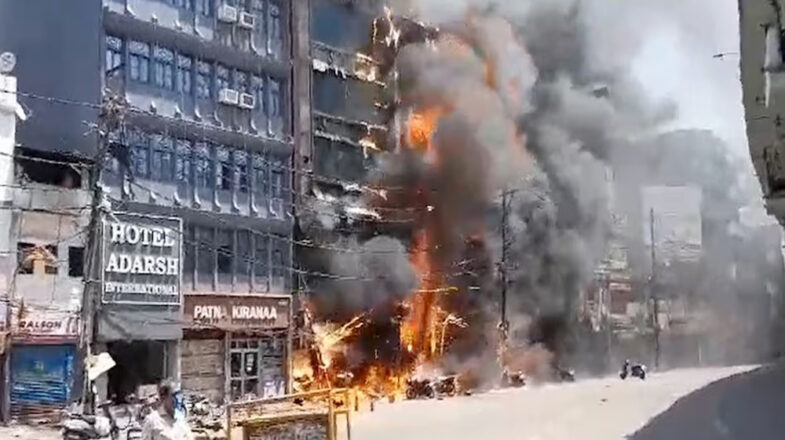 पटना जंक्शन के पास भीषण आग, धू-धूकर जल रहीं इमारतें, 6 जिंदा जले