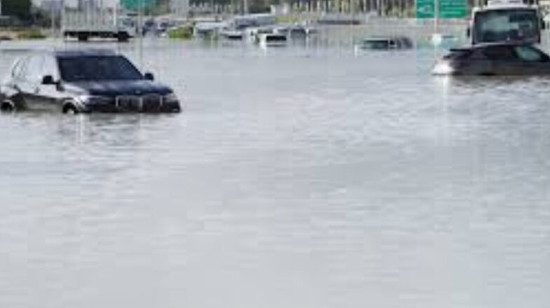 UAE में कुदरत का कहर! एक दिन में हुई पूरे साल की बारिश, बाढ़ में डूबा दुबई