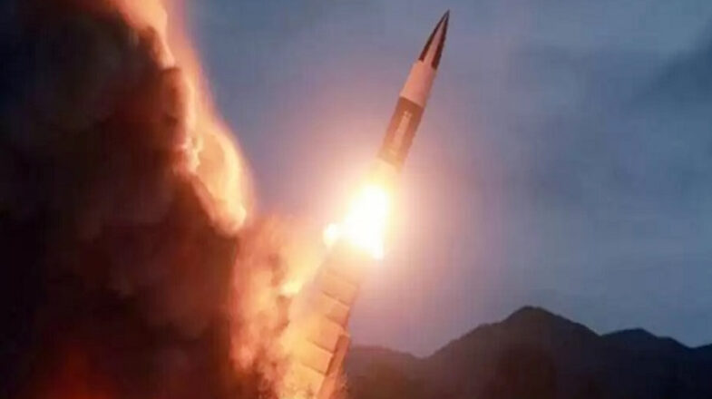उत्तर कोरिया ने समुद्र की ओर मिसाइल दागी