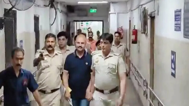 दिल्ली पुलिस बिभव कुमार को मुंबई ले गई