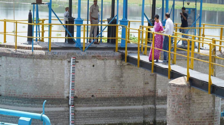 दिल्ली सरकार की जल मंत्री आतिशी ने वजीराबाद बैराज का किया दौरा