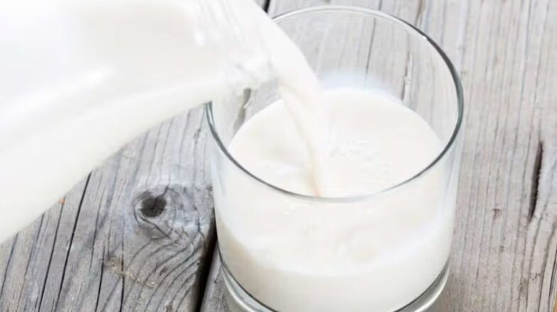 सेहत के लिए कितना दूध सही, ज्यादा दूध से हो सकते हैं बीमार
