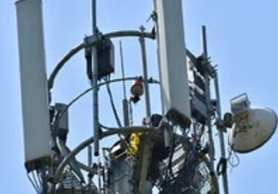 चंडीगढ़ में मोबाइल टावर पर चढ़ा युवक, सीएम से मिलने की जिद