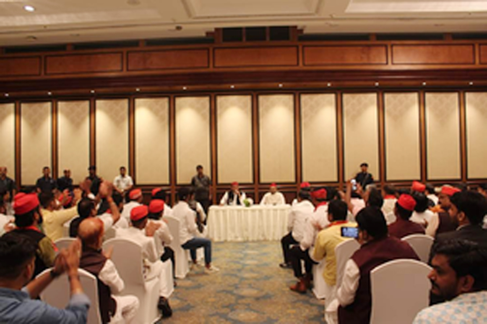 मुंबई में अखिलेश यादव ने की पार्टी पदाधिकारियों के साथ बैठक