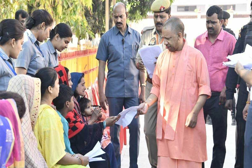 गोरखपुर में जनता दर्शन में सीएम योगी ने सुनी लोगों की समस्याएं
