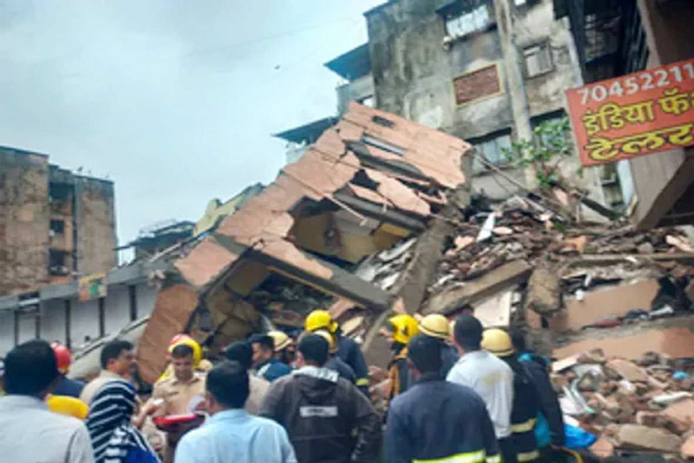 नवी मुंबई में बहुमंजिला इमारत गिरी, कई लोग मलबे में दबे