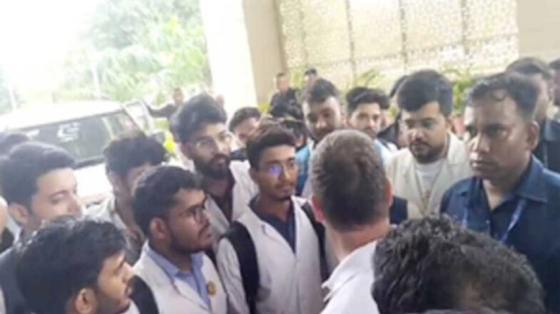 रायबरेली एम्स में मेडिकल छात्रों से मिले राहुल गांधी