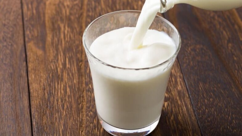 ठंडा या गर्म, रात में कौन सा दूध पीने से जल्दी नींद आती हैं?