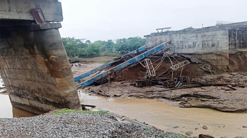 बिहार में पुल गिरने के मामले में बड़ी कार्रवाई
