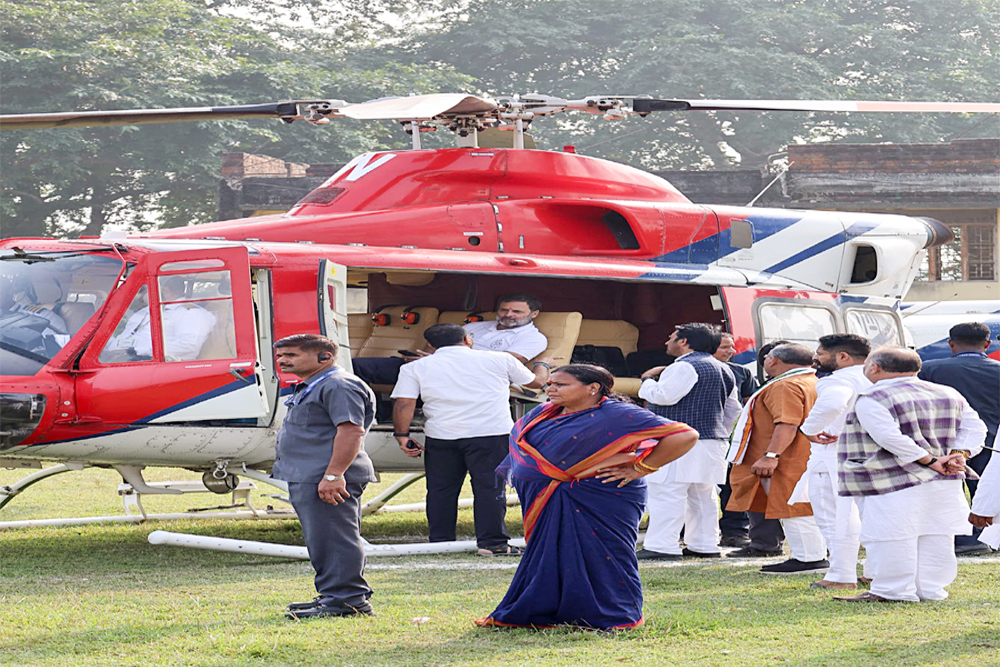 महाराष्ट्र के अमरावती में चुनाव आयोग ने चेक किया राहुल गांधी का हेलीकॉप्टर