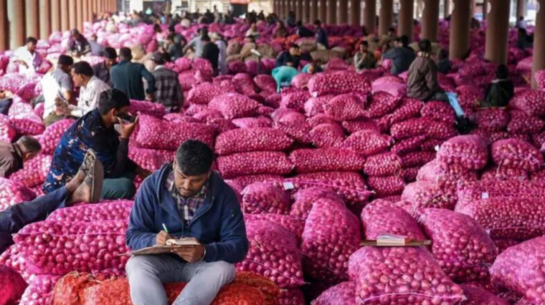 Onion: आखिर कब तक रुलाएगी प्याज, जानें सब्जी की कीमतों पर ताजा रिपोर्ट