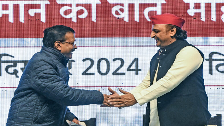 दिल्ली में केजरीवाल के साथ अखिलेश