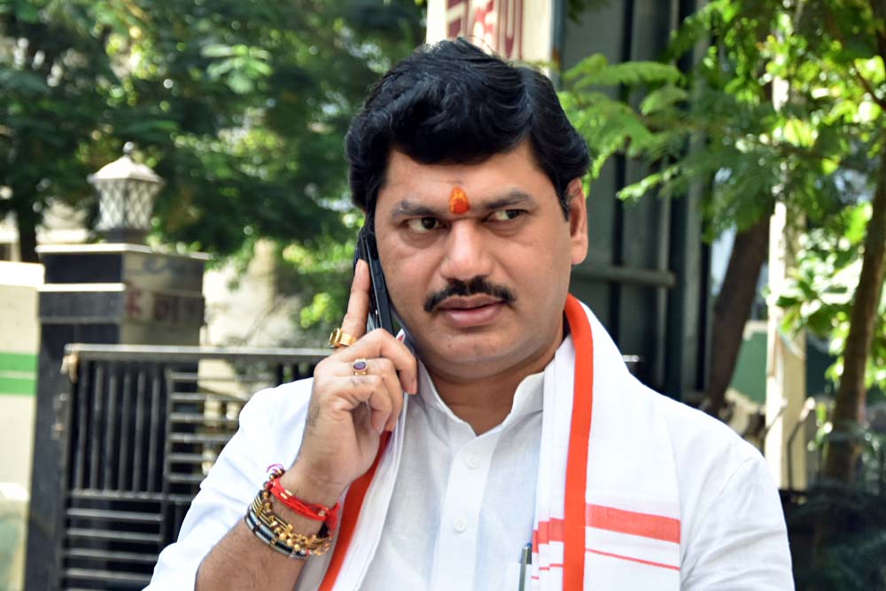 dhananjay munde resigns